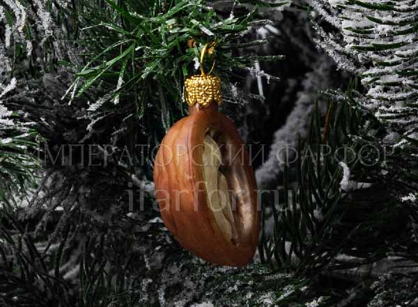 Елочная игрушка Ягоды и фрукты. Половинка грецкого ореха