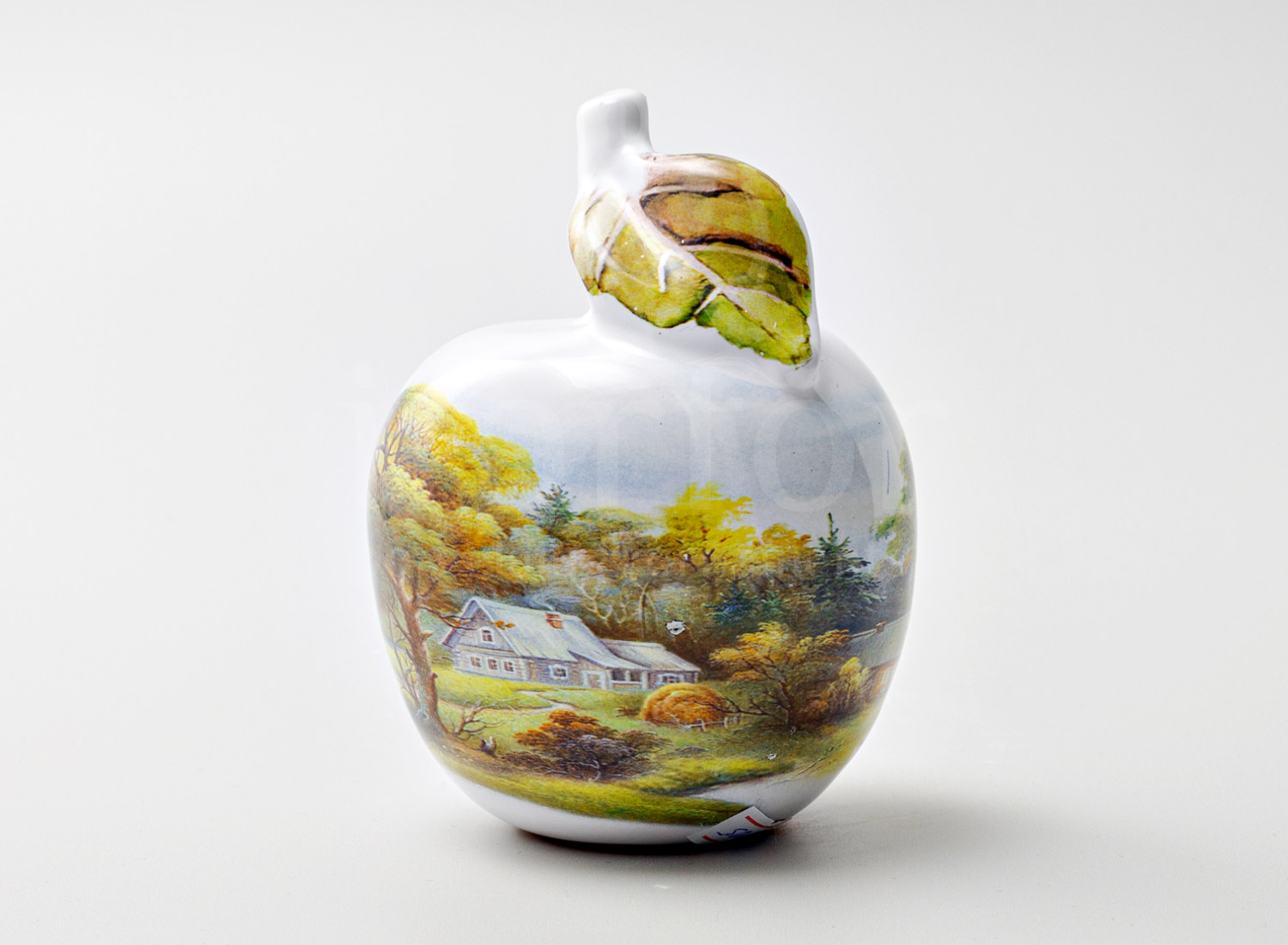 Скульптура «Яблоко» Форма: Яблоко. Майолика. 90 x 120 мм.
