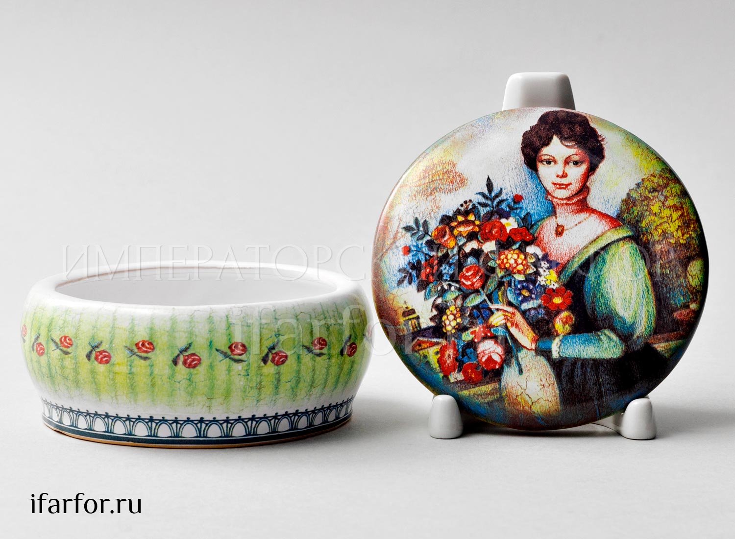 Шкатулка «Девушка с букетом» Форма: Круглая. Майолика. 105 x 63 мм.