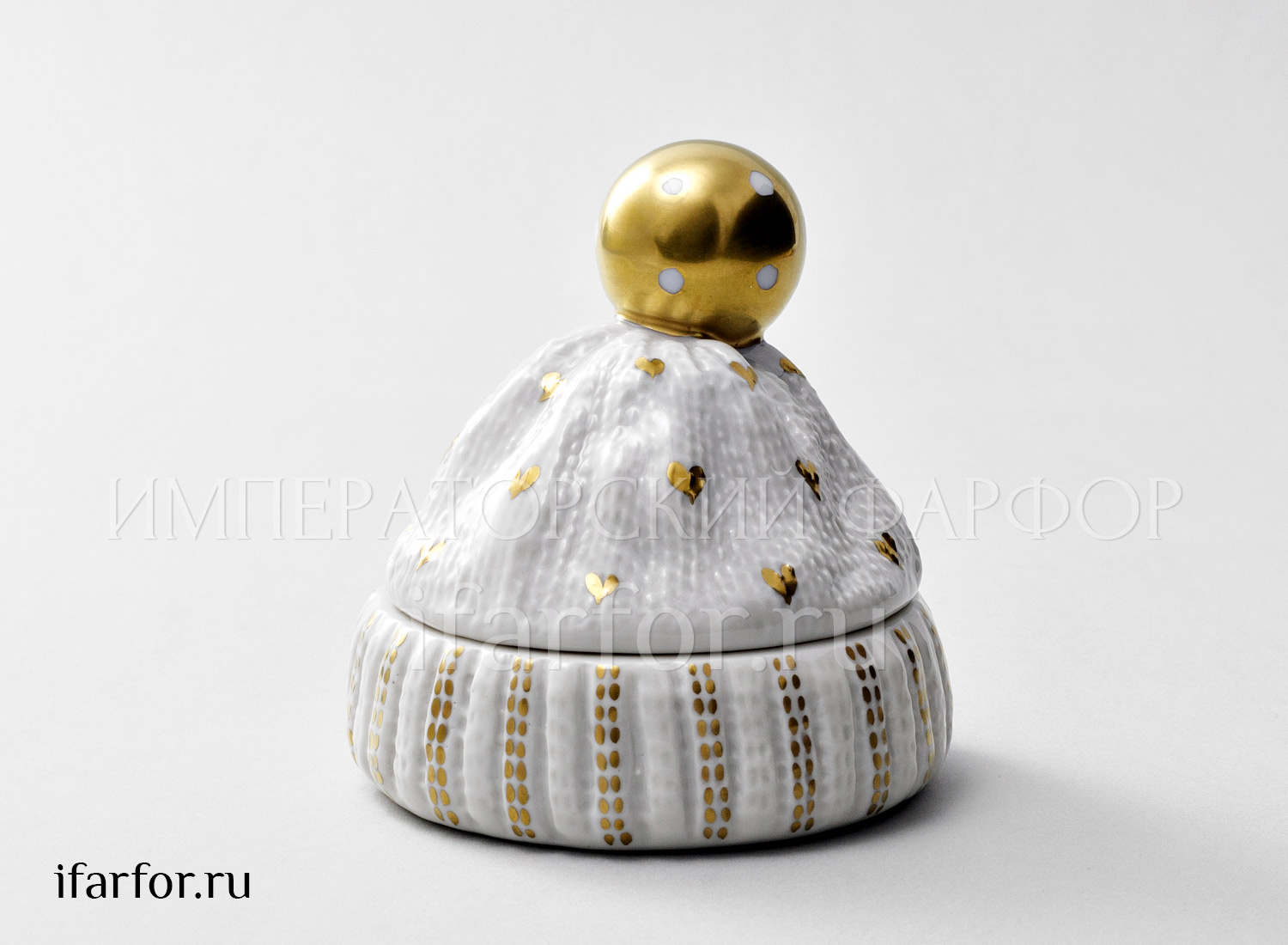 Туалетная коробочка «Золотой помпон (белая)» Форма: Детская шапочка. Твердый фарфор. 90 x 100 мм.
