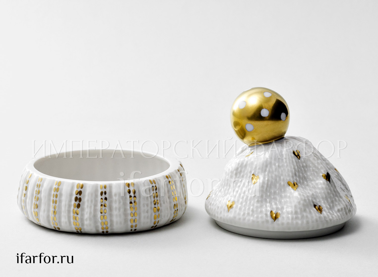 Туалетная коробочка «Золотой помпон (белая)» Форма: Детская шапочка. Твердый фарфор. 90 x 100 мм.