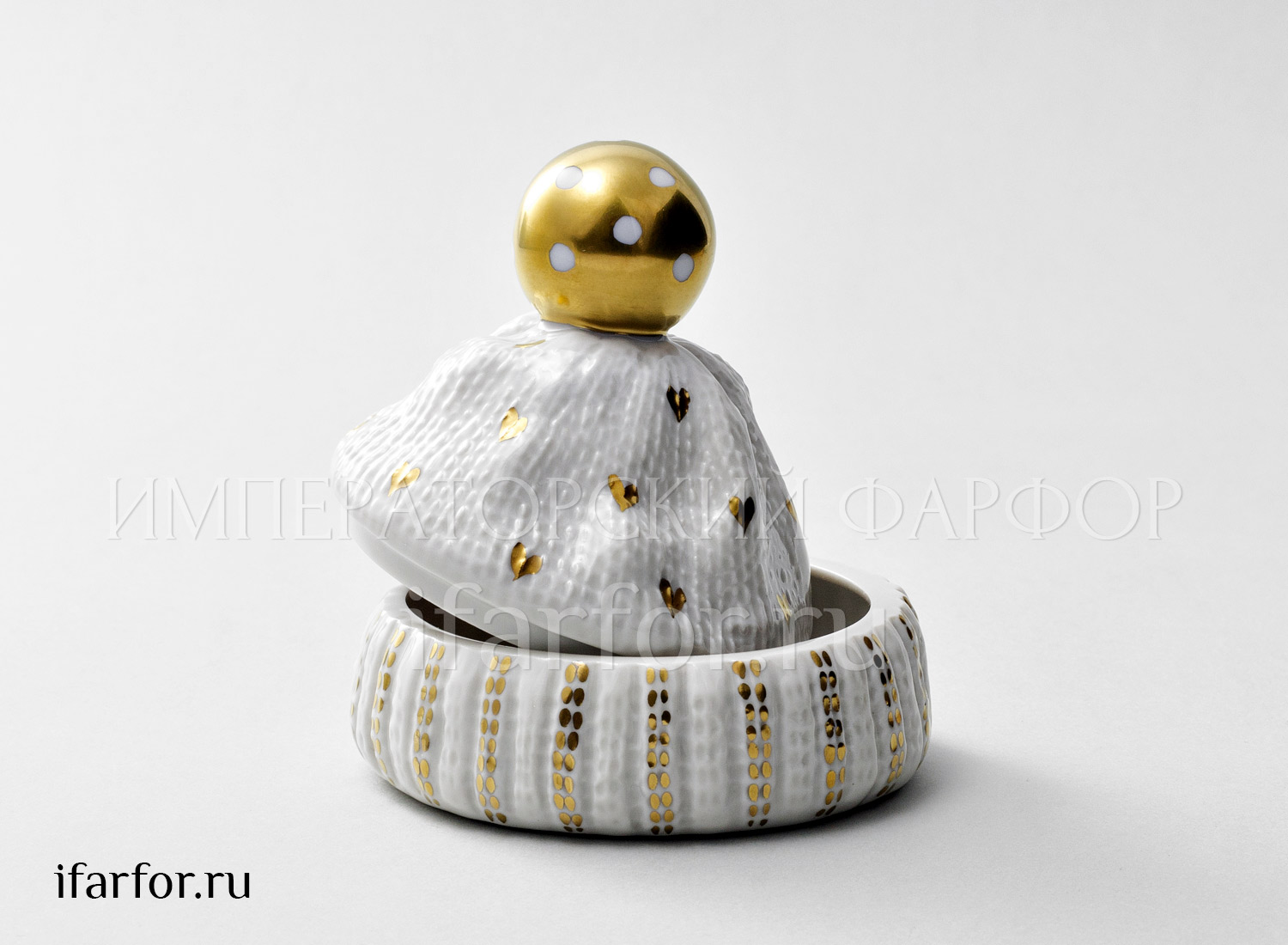 Туалетная коробочка «Золотой помпон (белая)» Форма: Детская шапочка. Твердый фарфор. 90 x 100 мм.