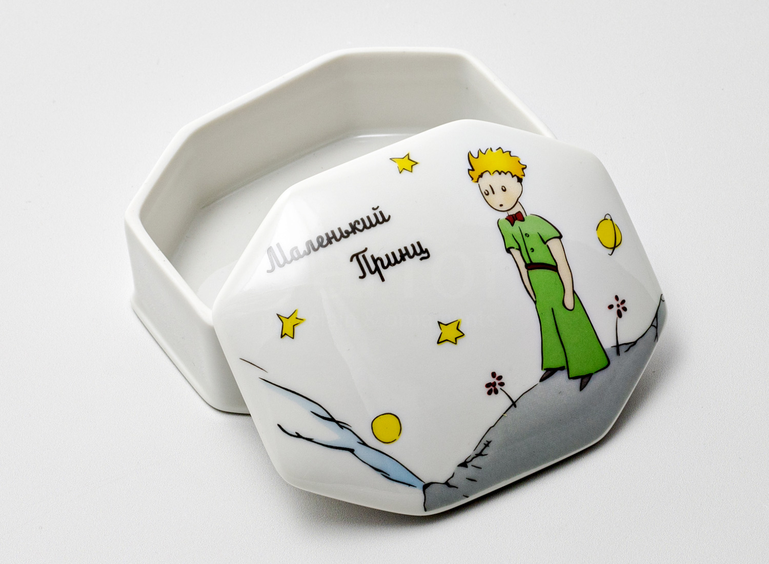 Туалетная коробочка «Маленький принц. Принц на планете» Форма: Граненая. Твердый фарфор. 93 x 75 x 44 мм.