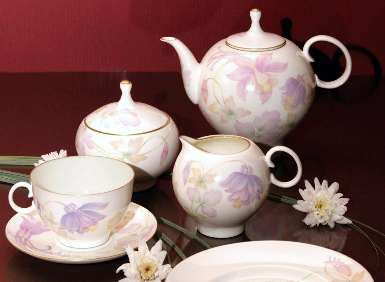 Сервиз чайный «Аквилегия» 6/21 Форма: Яблочко. Костяной фарфор