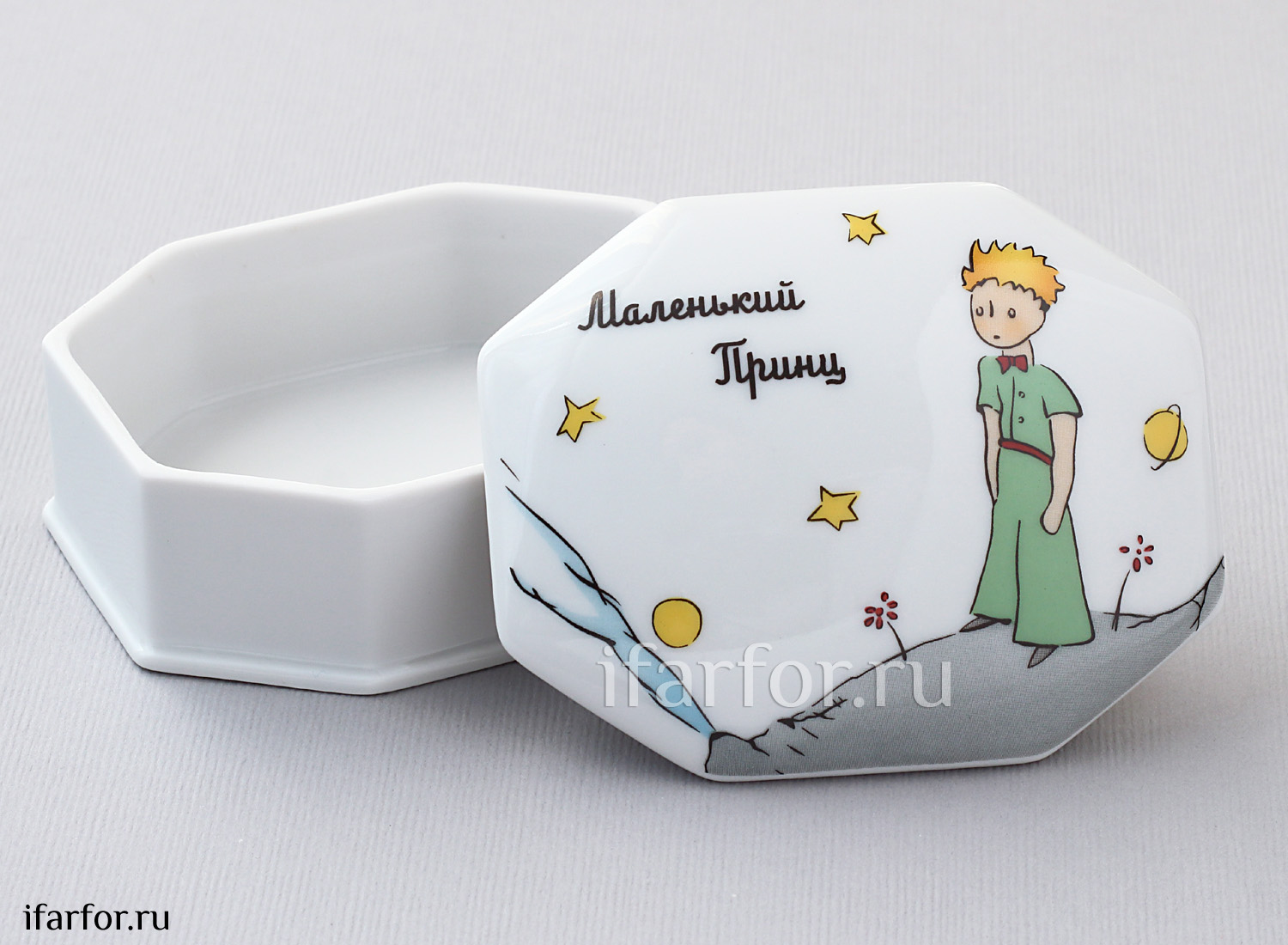 Туалетная коробочка в подарочной коробке «Маленький принц. Принц на планете» Форма: Граненая. Твердый фарфор. 93 x 75 x 44 мм.