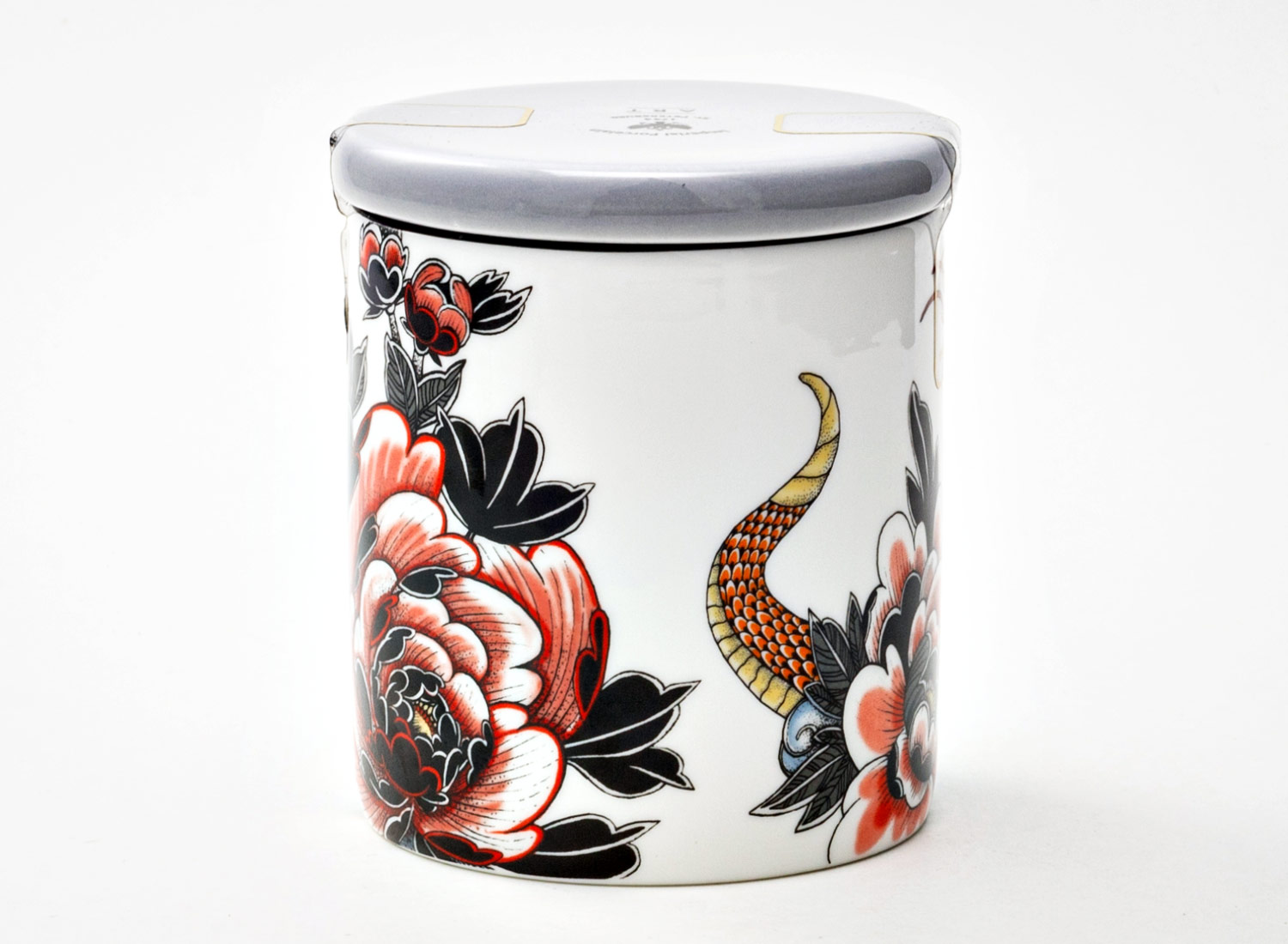 Свеча ароматическая в фарфоровом подсвечнике «Северное сияние» Форма: Tattoo. SERPENTA. Толстостенный костяной фарфор. 102 x 123 мм.