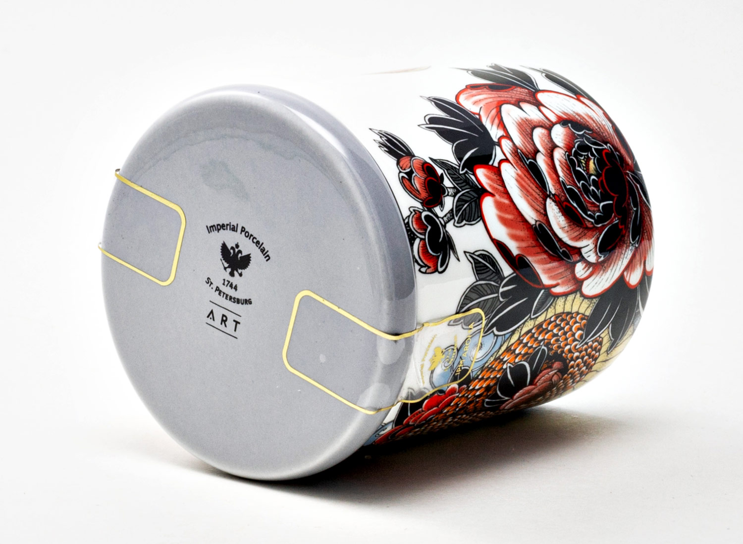 Свеча ароматическая в фарфоровом подсвечнике «Северное сияние» Форма: Tattoo. SERPENTA. Толстостенный костяной фарфор. 102 x 123 мм.