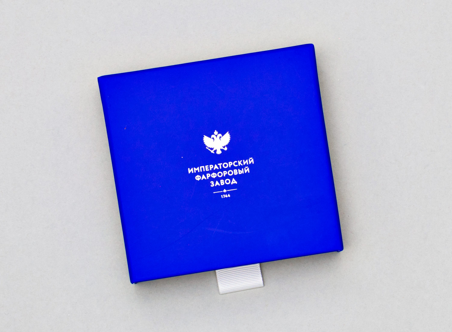 Елочная игрушка в подарочной коробке «Лошадка» Форма: Лошадка. Твердый фарфор. 86 x 81 мм.