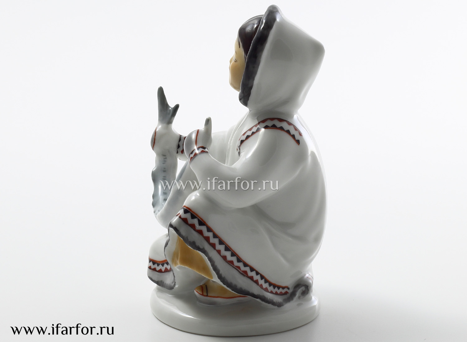Скульптура «Якутка с севрюгой» Форма: Якутка с севрюгой. Твердый фарфор. 130 мм.