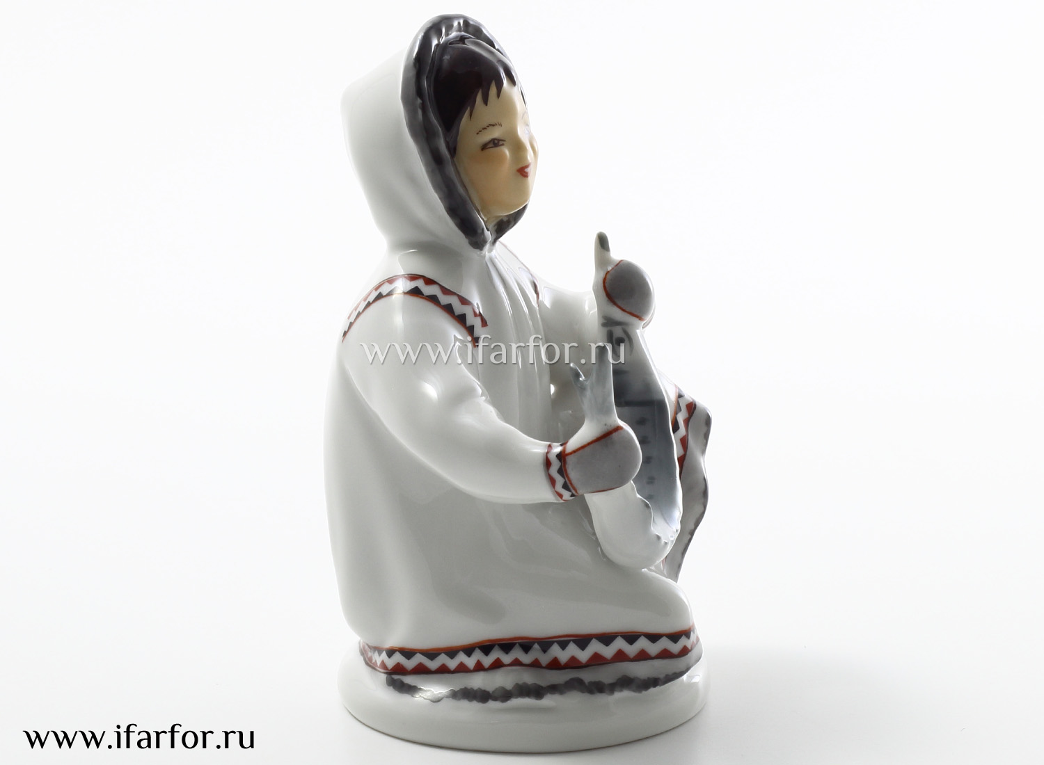 Скульптура «Якутка с севрюгой» Форма: Якутка с севрюгой. Твердый фарфор. 130 мм.