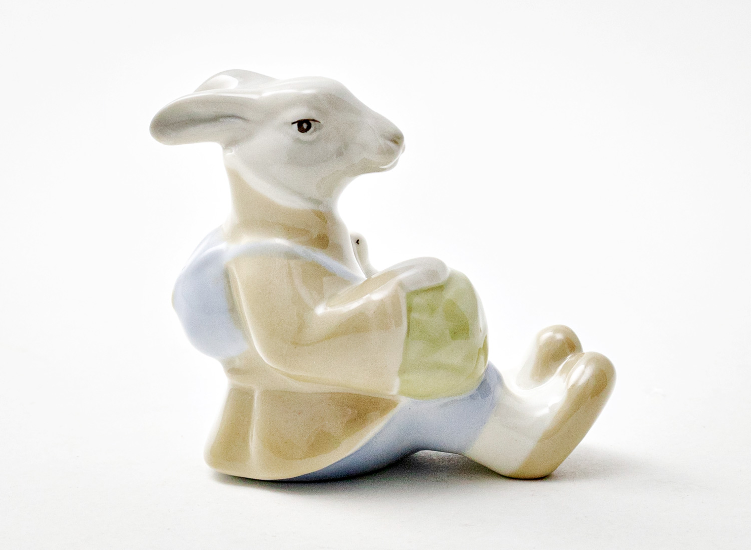 Скульптура «Заяц с капустой» Форма: Заяц с капустой. Мягкий фарфор. 93 x 81 мм.