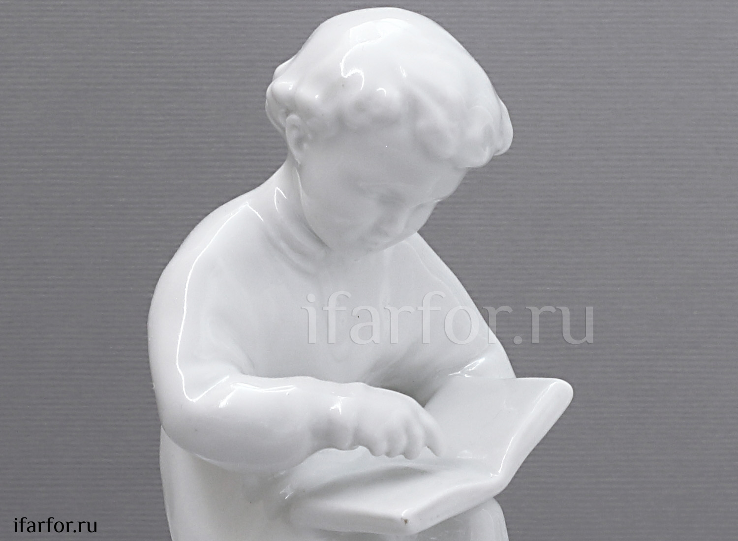 Скульптура «Юный Ленин с книгой» Форма: Юный Ленин с книгой. Твердый фарфор. 75 x 90 x 144 мм.