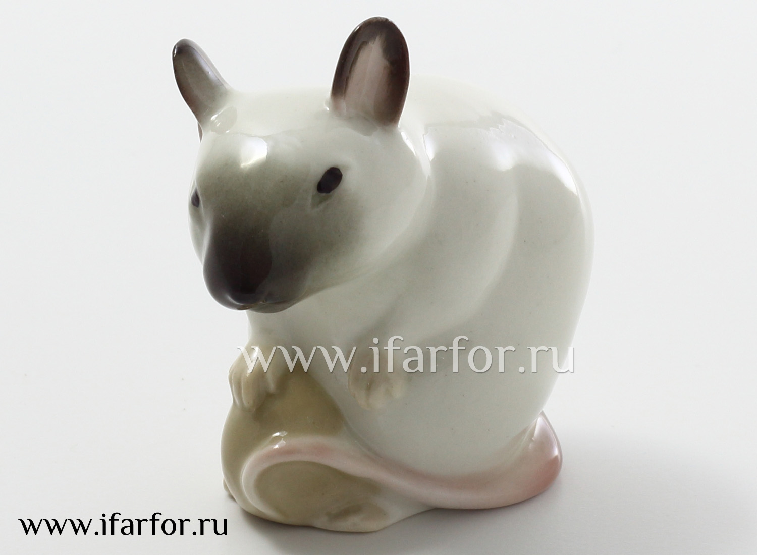 Скульптура «Мышь с орехом» Форма: Мышь с орехом. Мягкий фарфор. 60 x 65 мм.