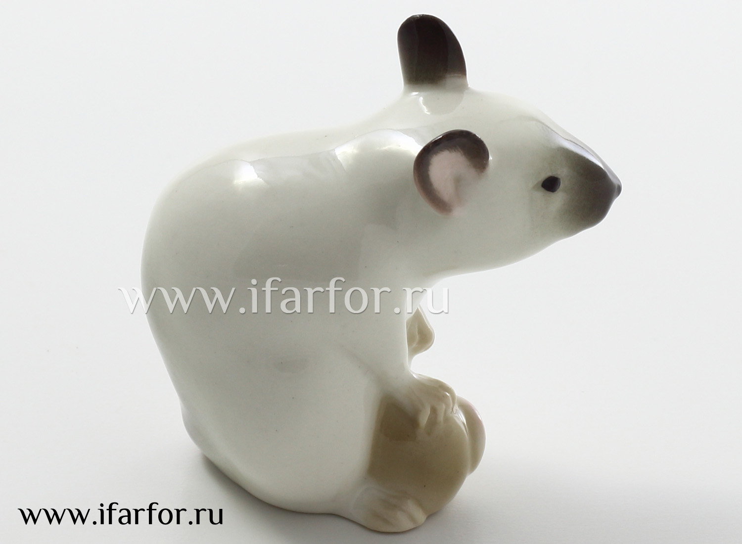 Скульптура «Мышь с орехом» Форма: Мышь с орехом. Мягкий фарфор. 60 x 65 мм.