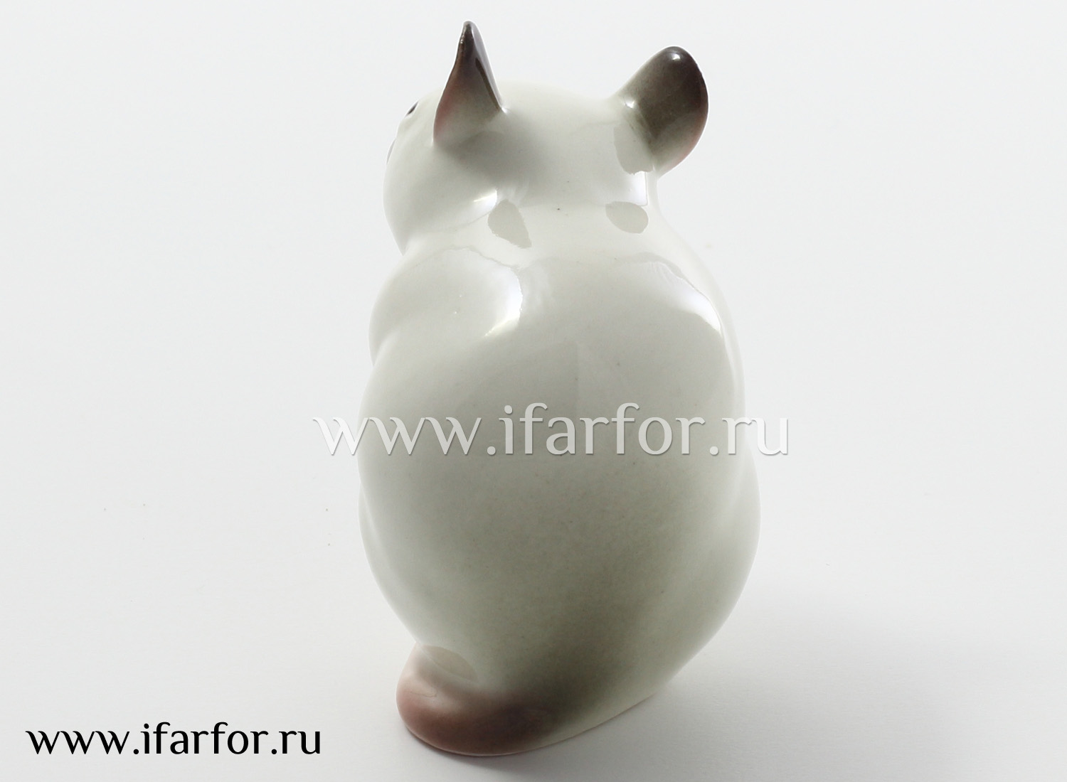 Скульптура «Мышь с орехом» Форма: Мышь с орехом. Мягкий фарфор. 60 x 65 мм.