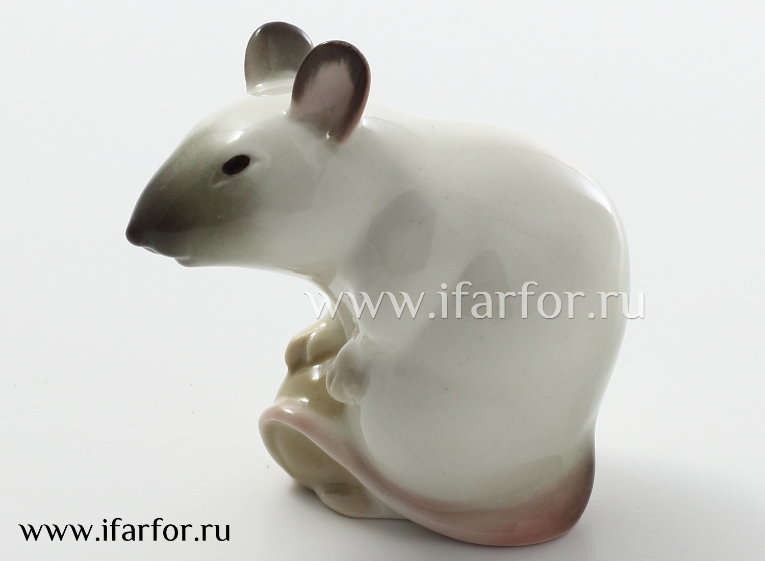 Скульптура «Мышь с орехом» Форма: Мышь с орехом. Мягкий фарфор. 60 x 65 мм.