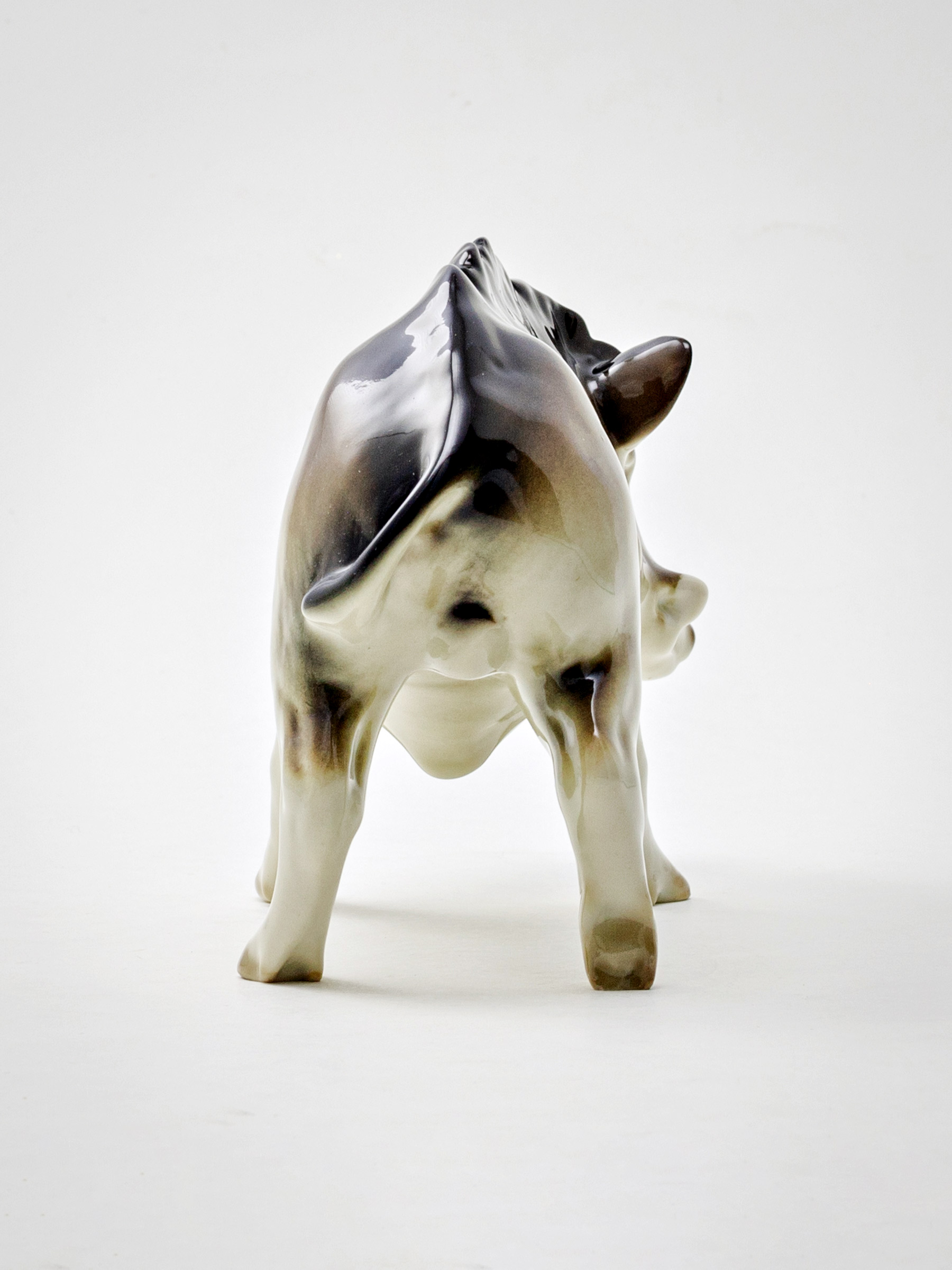 Скульптура «Кабан-секач» Мягкий фарфор. 84 x 125 мм.