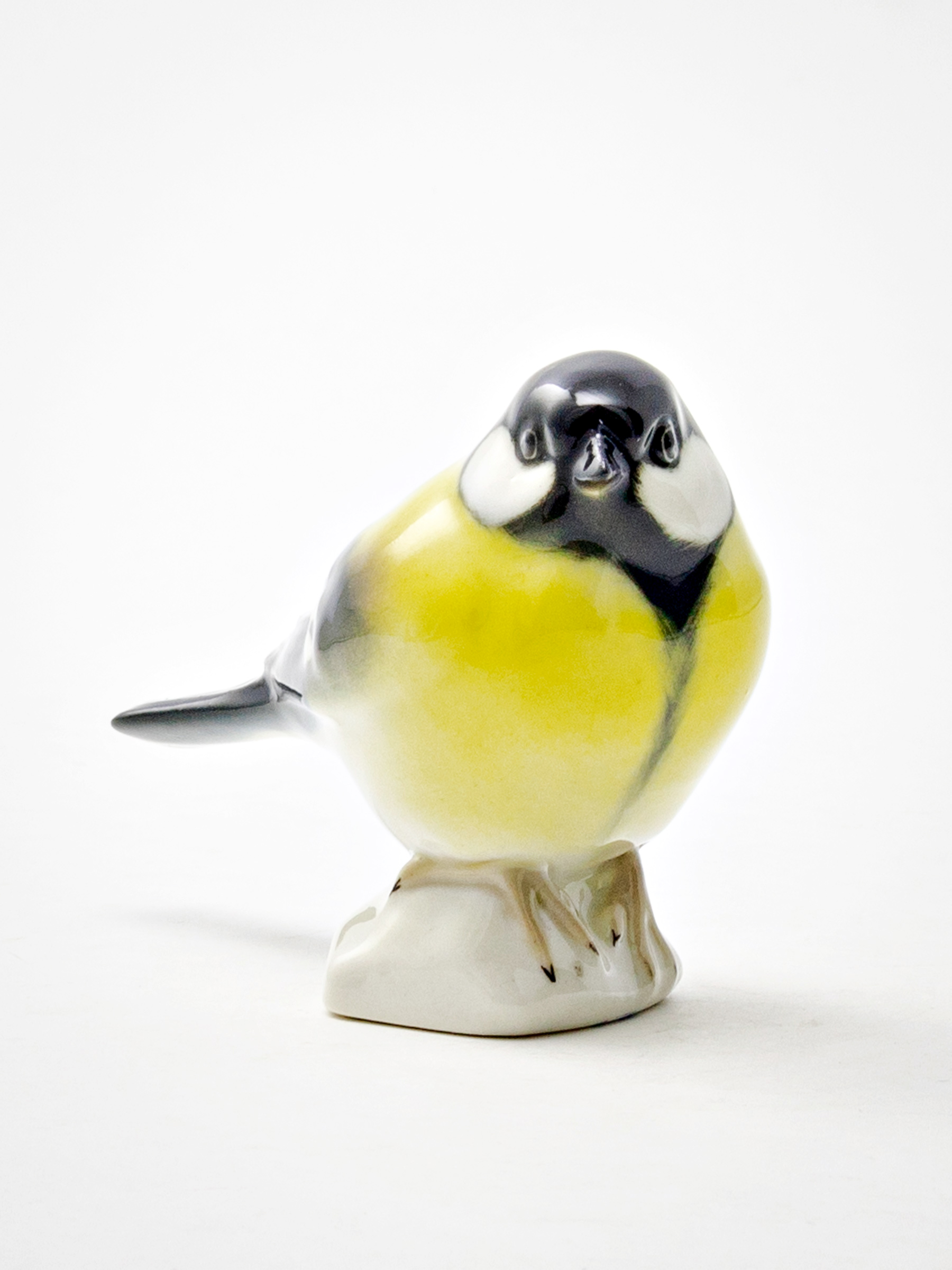 Скульптура «Синица» Форма: Синица. Мягкий фарфор. 90 x 73 мм.