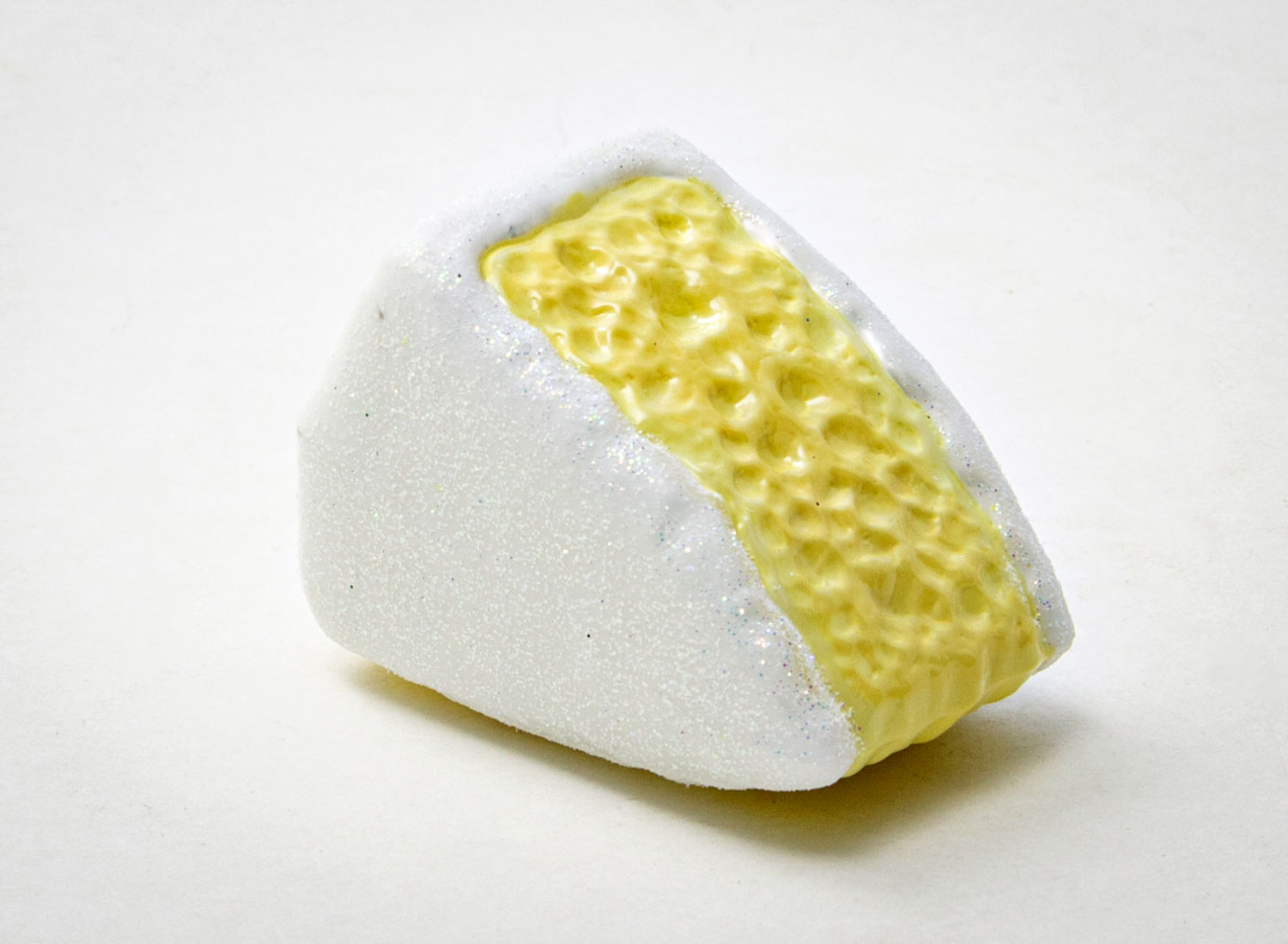 Елочная игрушка «Сыр Brie» Стекло. 75 x 50 мм.
