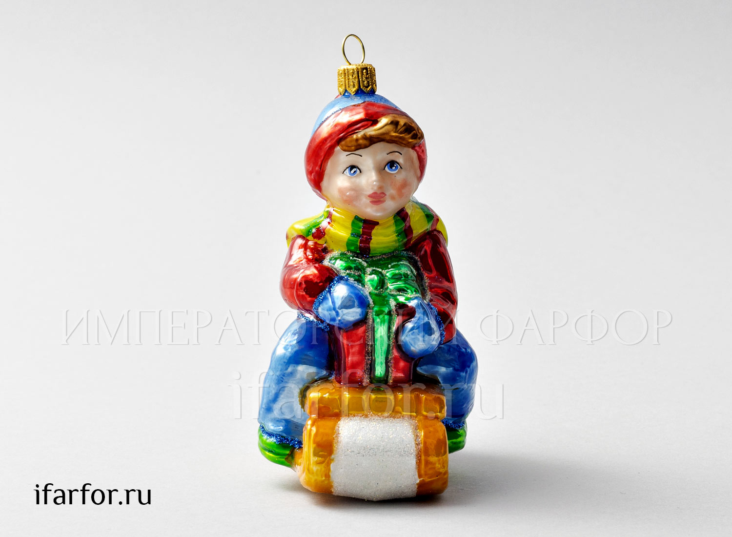 Елочная игрушка «Мальчик на санках в синих штанах» Стекло. 90 x 115 мм.