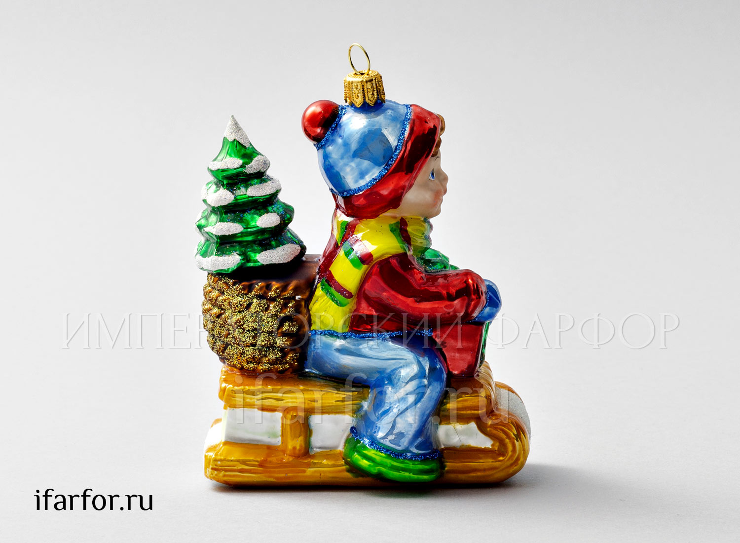 Елочная игрушка «Мальчик на санках в синих штанах» Стекло. 90 x 115 мм.