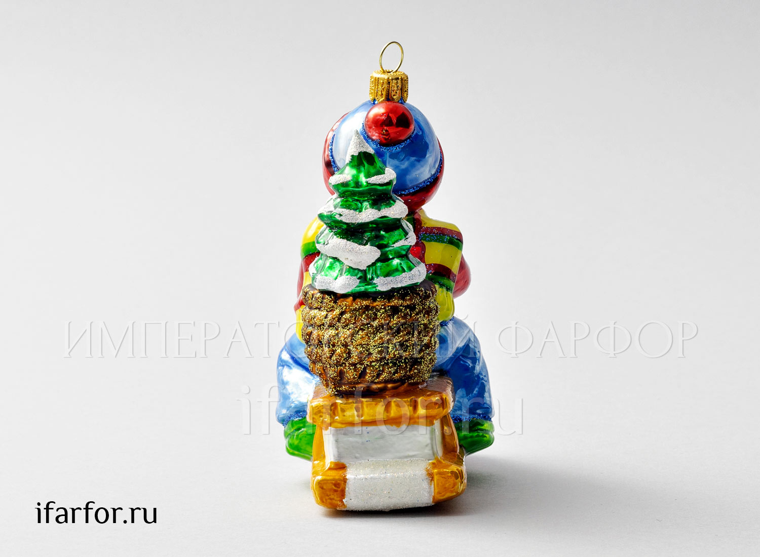 Елочная игрушка «Мальчик на санках в синих штанах» Стекло. 90 x 115 мм.