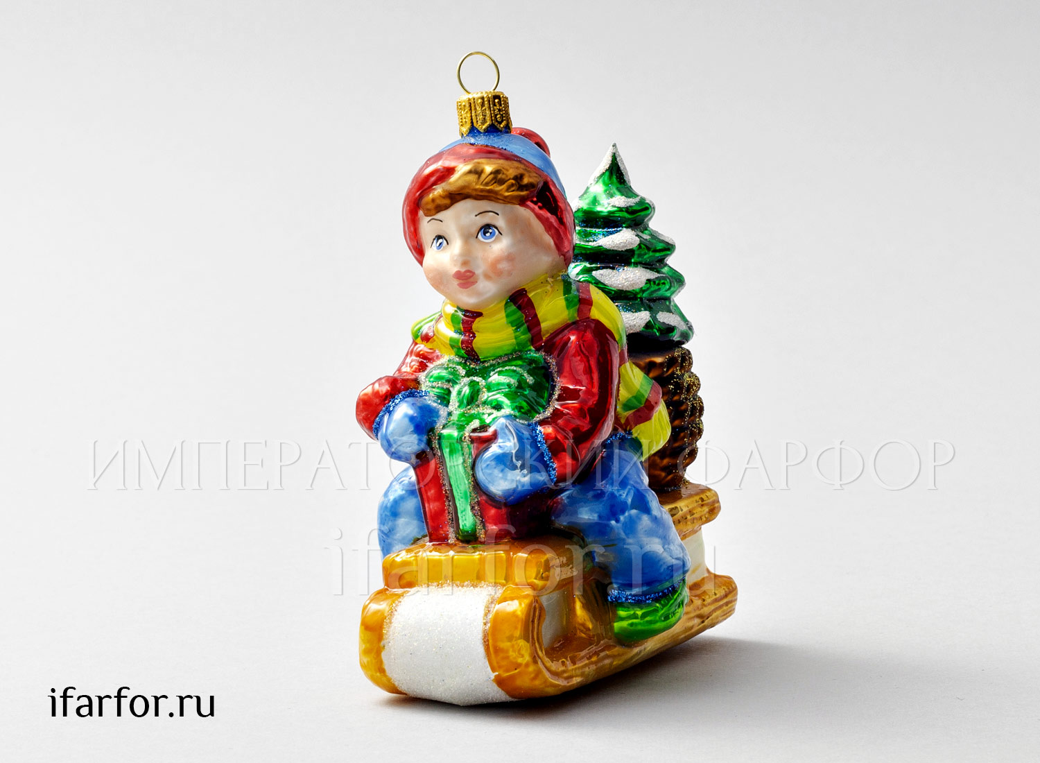 Елочная игрушка «Мальчик на санках в синих штанах» Стекло. 90 x 115 мм.