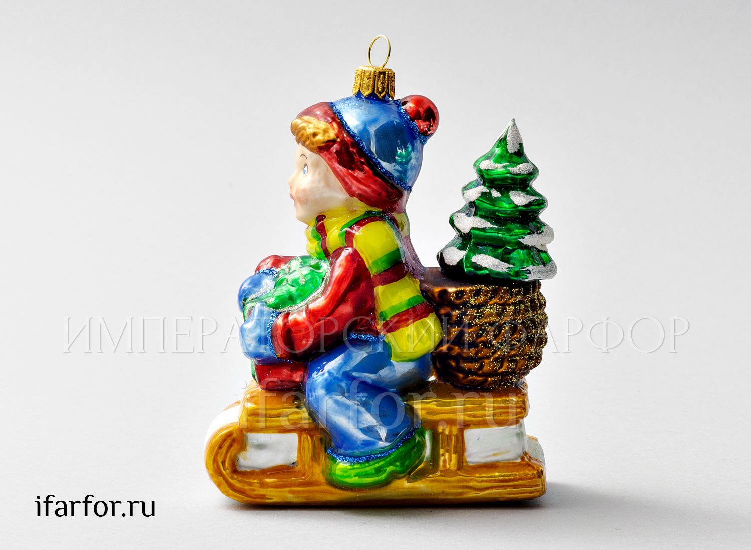Елочная игрушка «Мальчик на санках в синих штанах» Стекло. 90 x 115 мм.