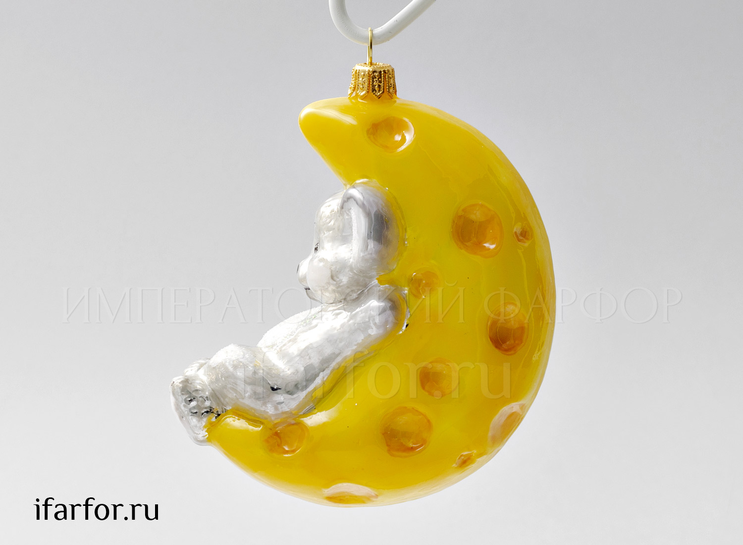 Елочная игрушка «Мышонок на сыре» Стекло. 79 x 115 мм.