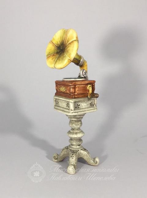 Скульптура «Граммофон» Майолика. 215 x 55 мм.