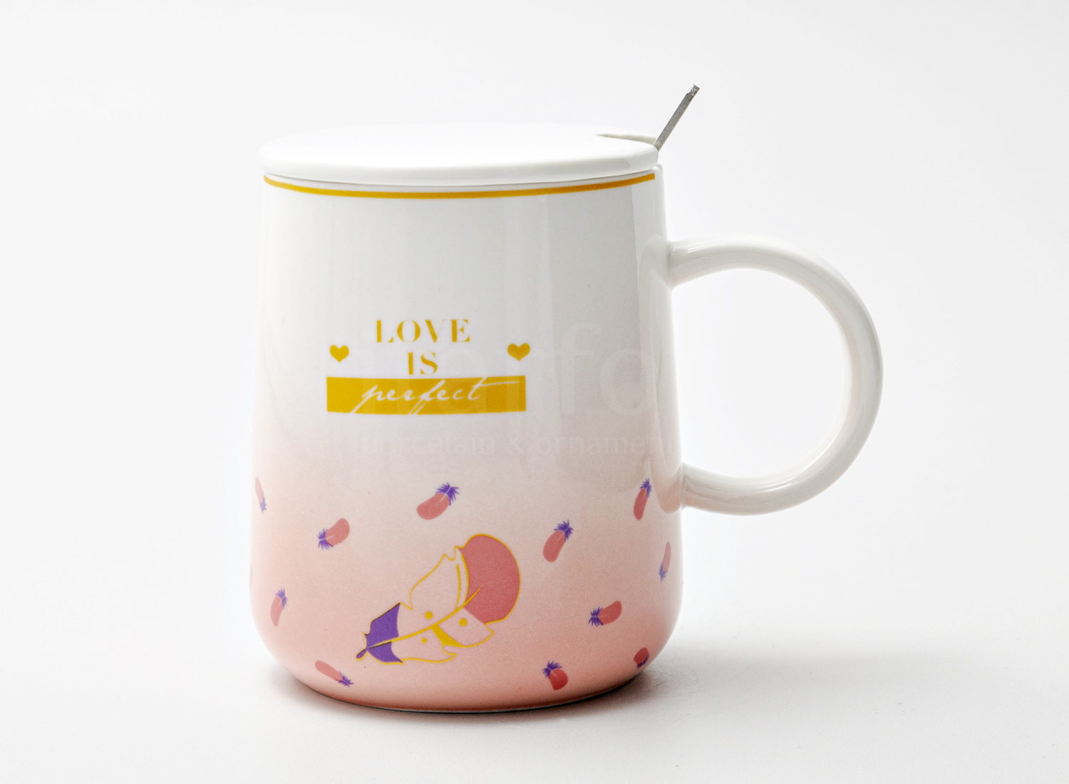 Кружка с крышкой и ложкой «Love is perfect (бело-розовая)» Форма: Royal Classics. Керамика. 530 мл.
