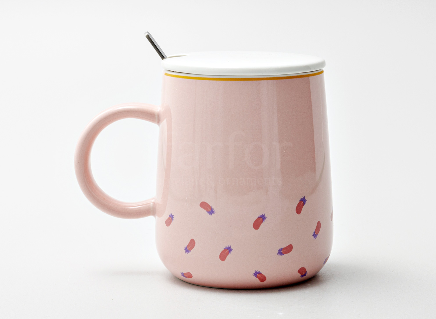 Кружка с крышкой и ложкой «Love is perfect» Форма: Royal Classics. Керамика. 530 мл.