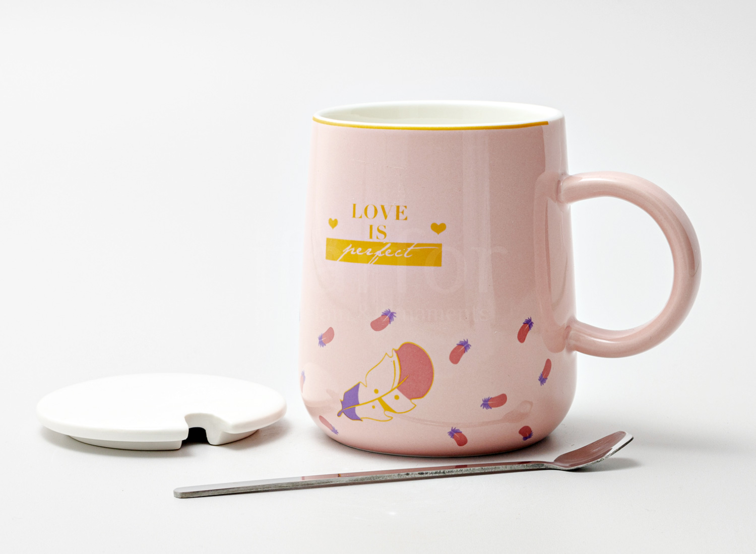 Кружка с крышкой и ложкой «Love is perfect» Форма: Royal Classics. Керамика. 530 мл.