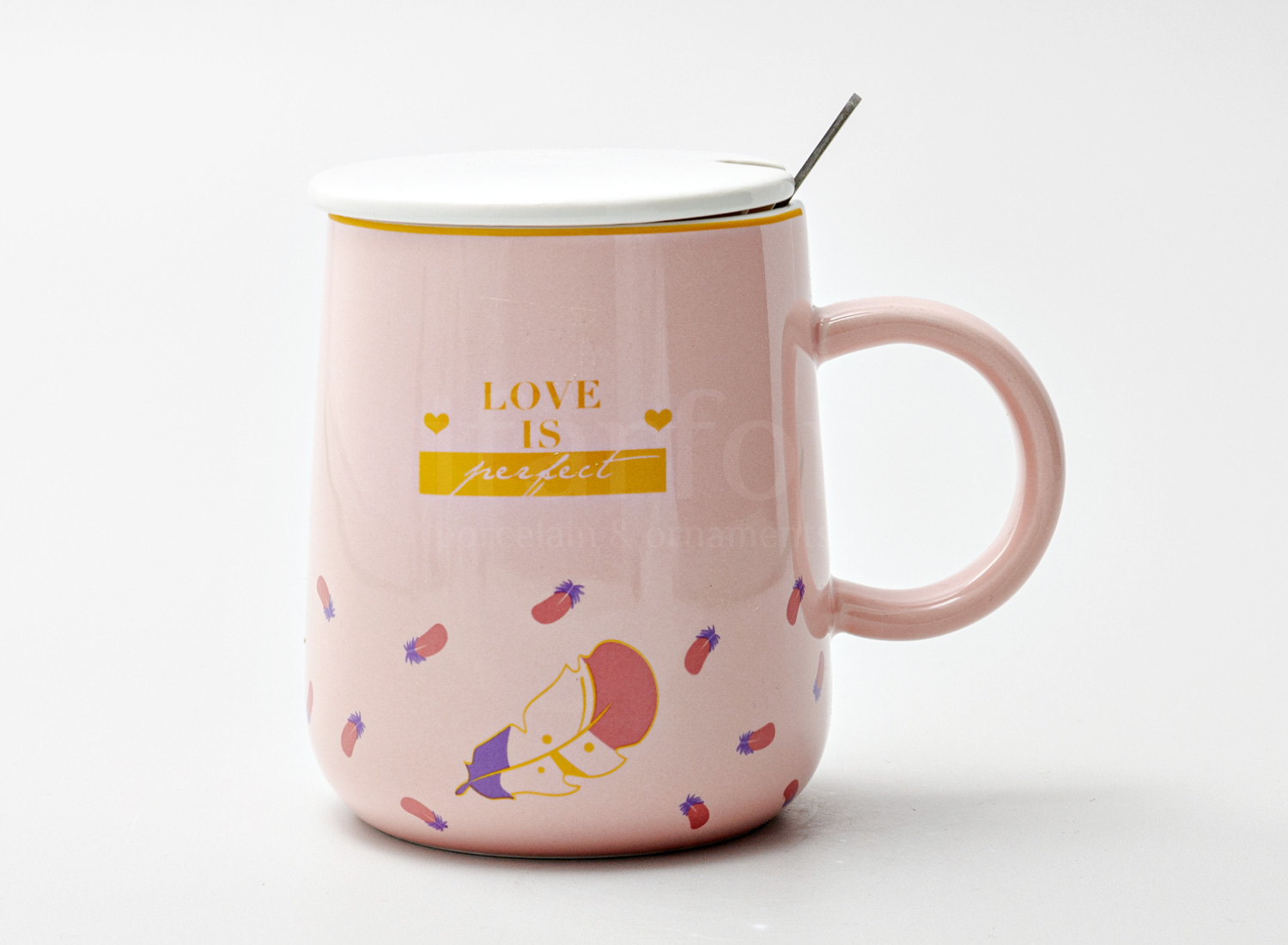 Кружка с крышкой и ложкой «Love is perfect» Форма: Royal Classics. Керамика. 530 мл.