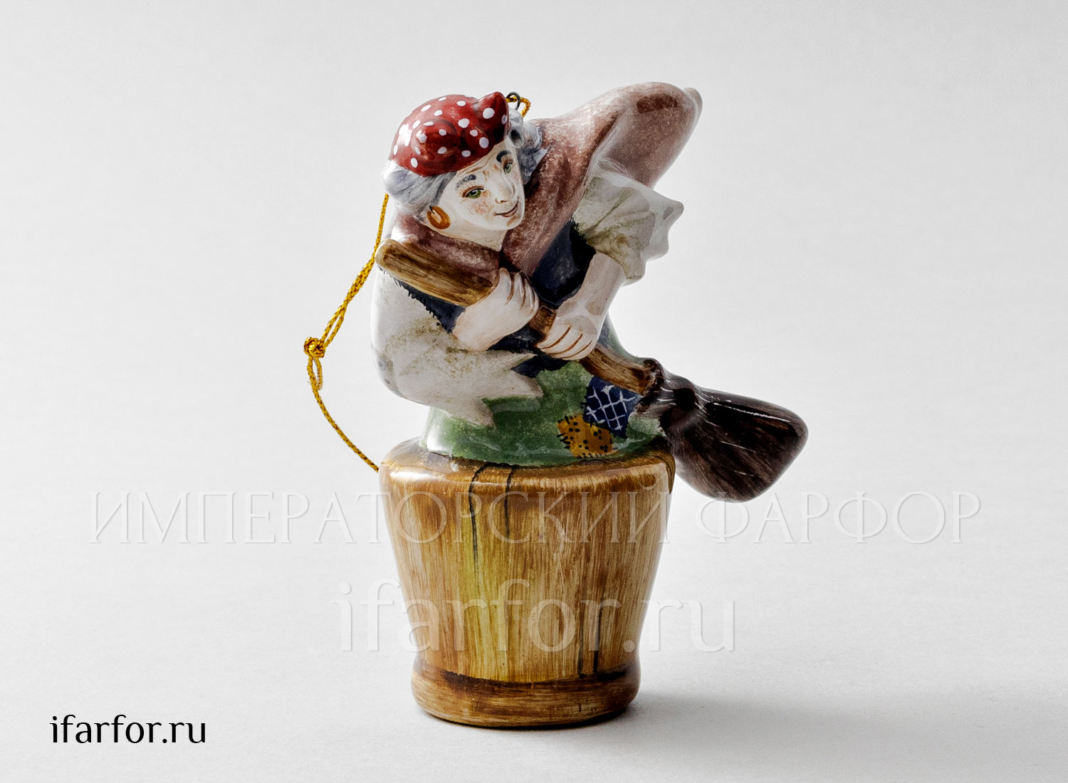 Елочная игрушка «Баба-Яга» Форма: Баба-Яга. Майолика. 85 x 100 мм.