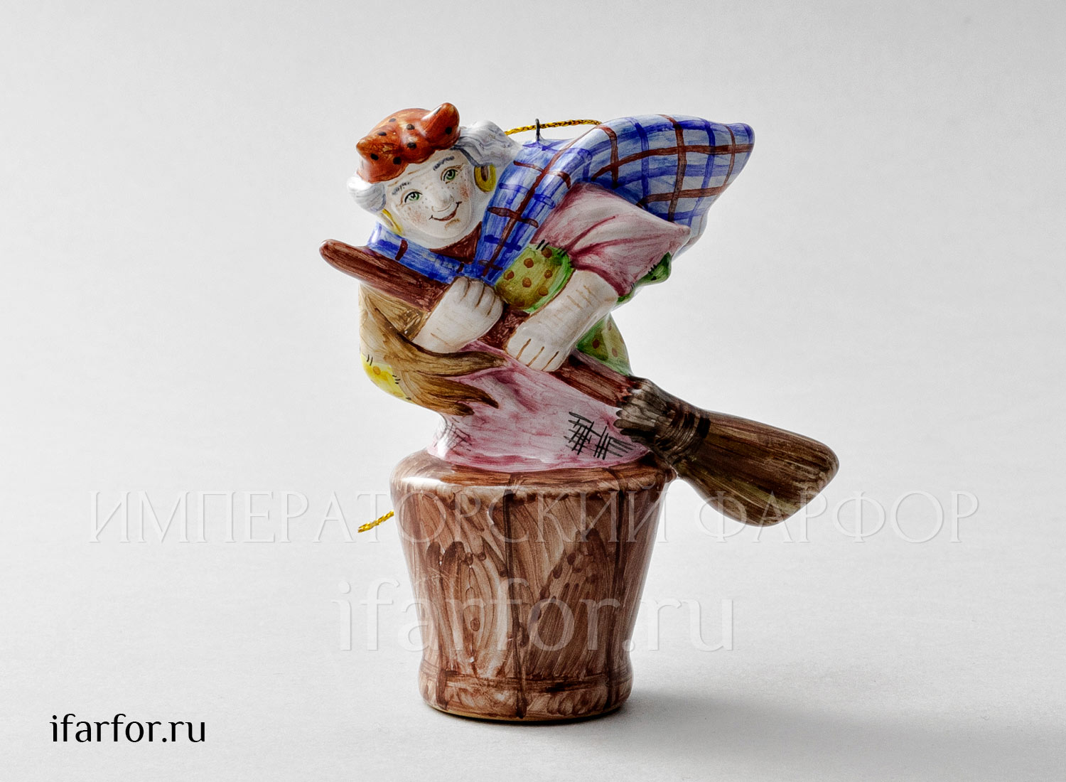Елочная игрушка «Баба-Яга» Форма: Баба-Яга. Майолика. 85 x 100 мм.