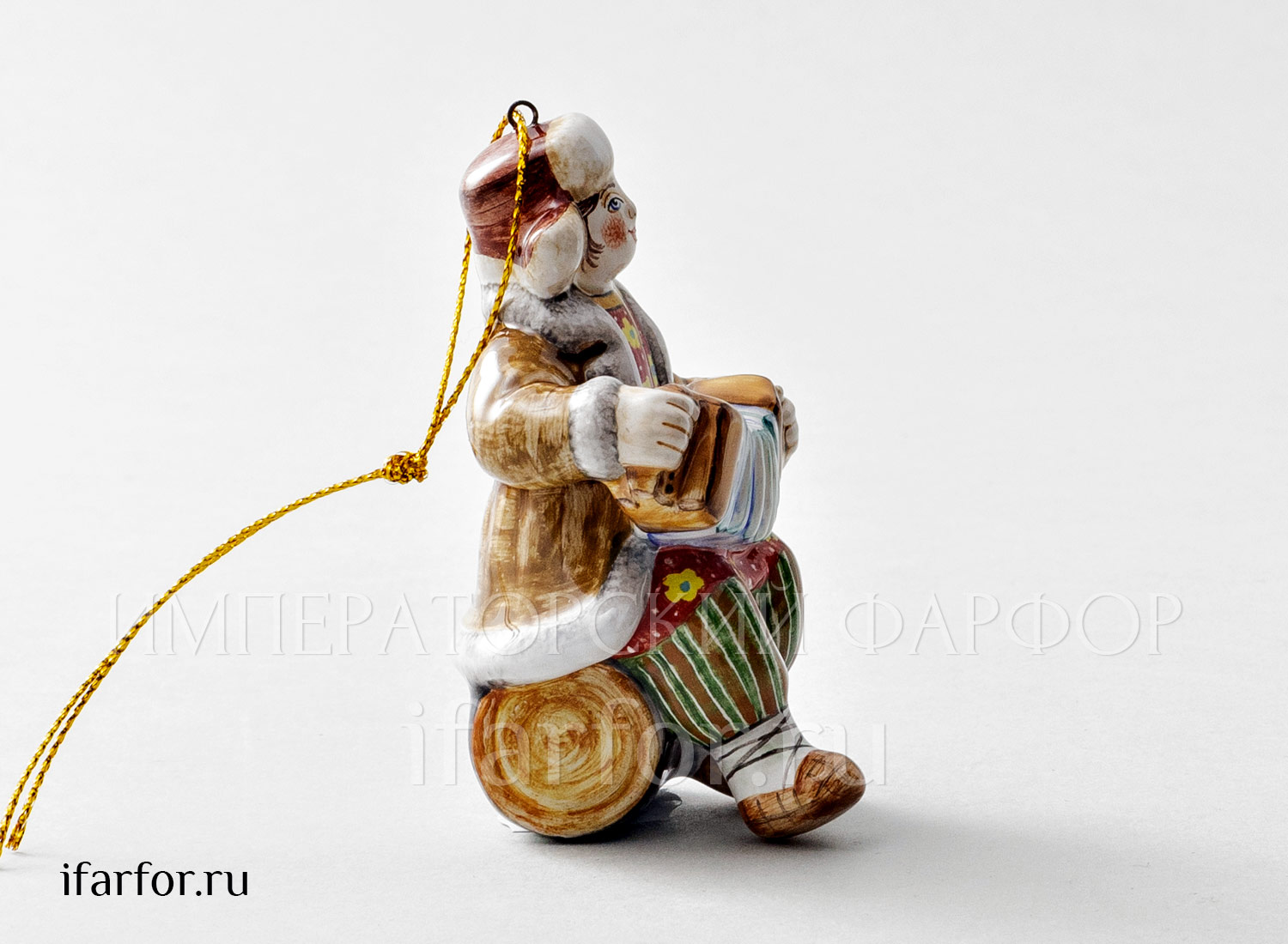 Елочная игрушка «Мужичок с гармошкой» Форма: Мужичок с гармошкой. Майолика. 60 x 90 мм.