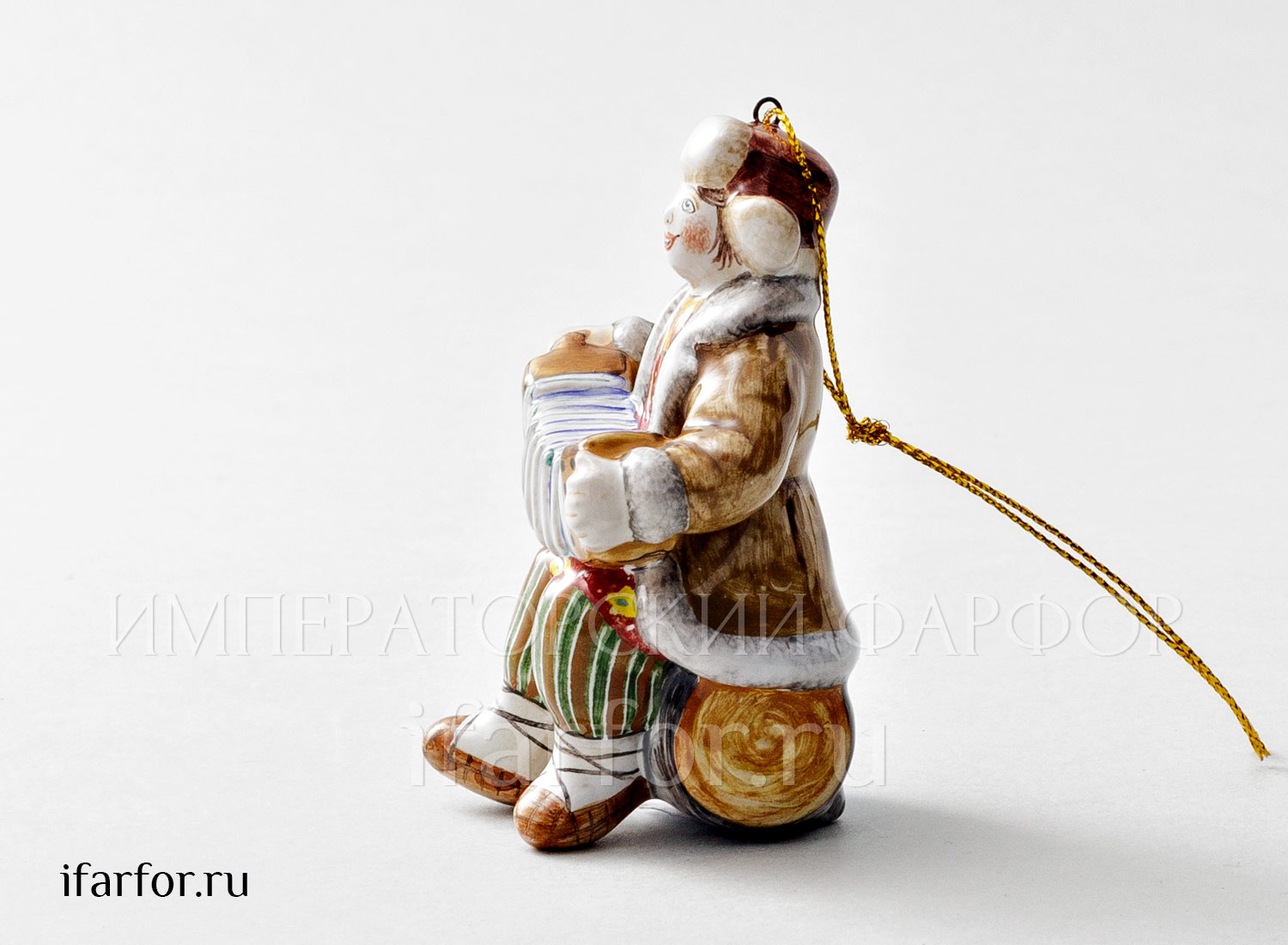 Елочная игрушка «Мужичок с гармошкой» Форма: Мужичок с гармошкой. Майолика. 60 x 90 мм.