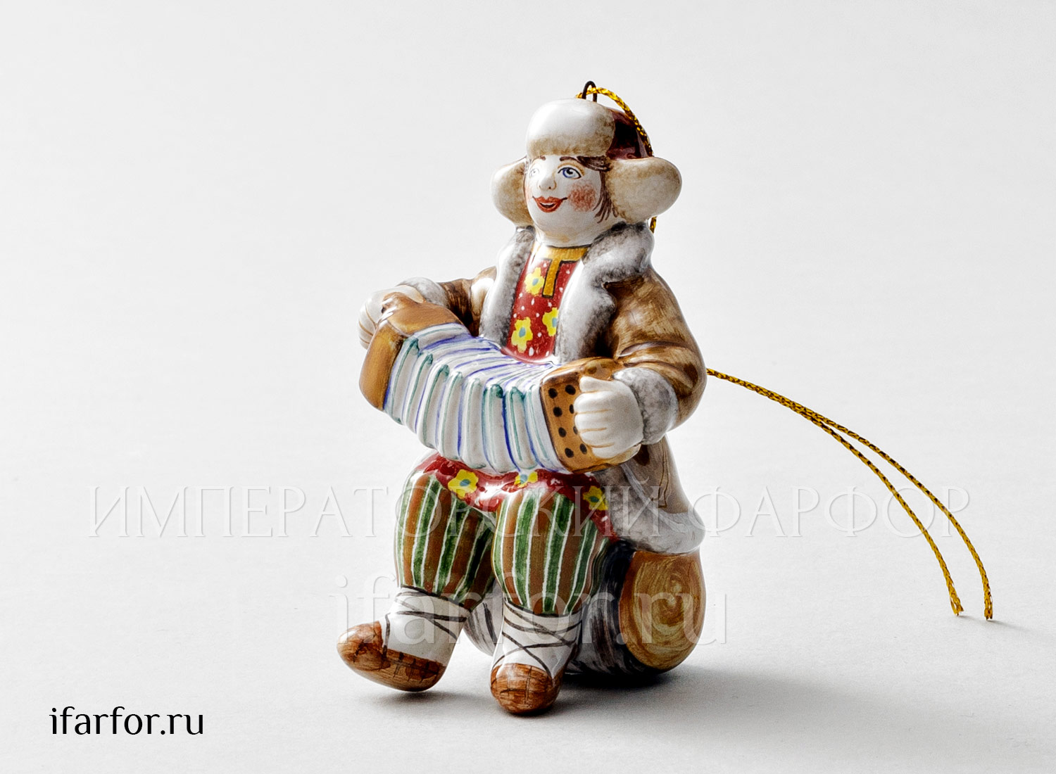 Елочная игрушка «Мужичок с гармошкой» Форма: Мужичок с гармошкой. Майолика. 60 x 90 мм.