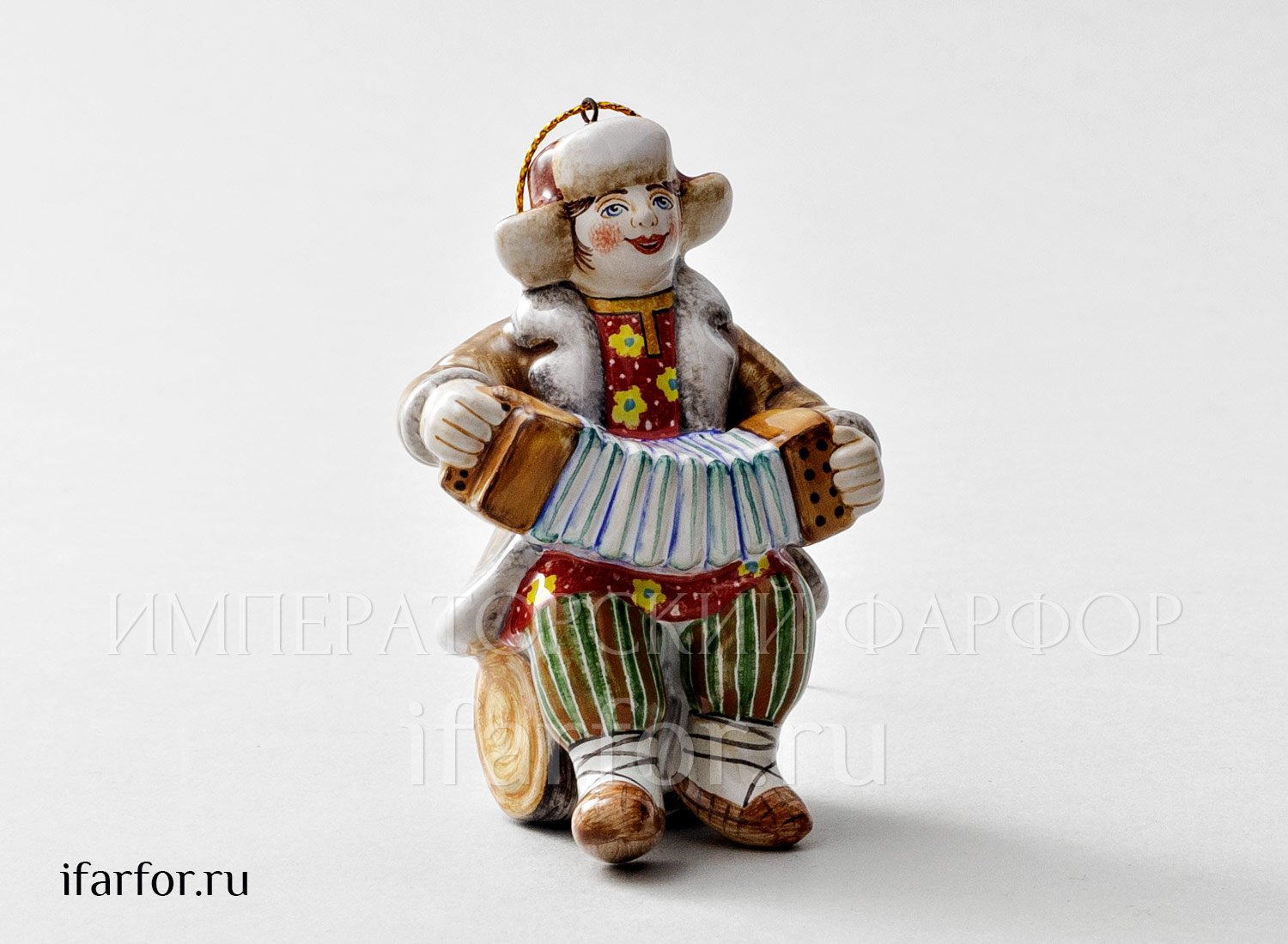 Елочная игрушка «Мужичок с гармошкой» Форма: Мужичок с гармошкой. Майолика. 60 x 90 мм.