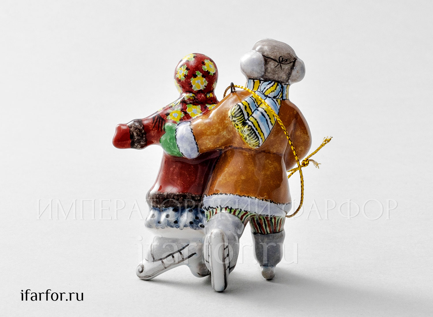Елочная игрушка «Дети на коньках» Форма: Дети на коньках. Майолика. 75 x 85 мм.