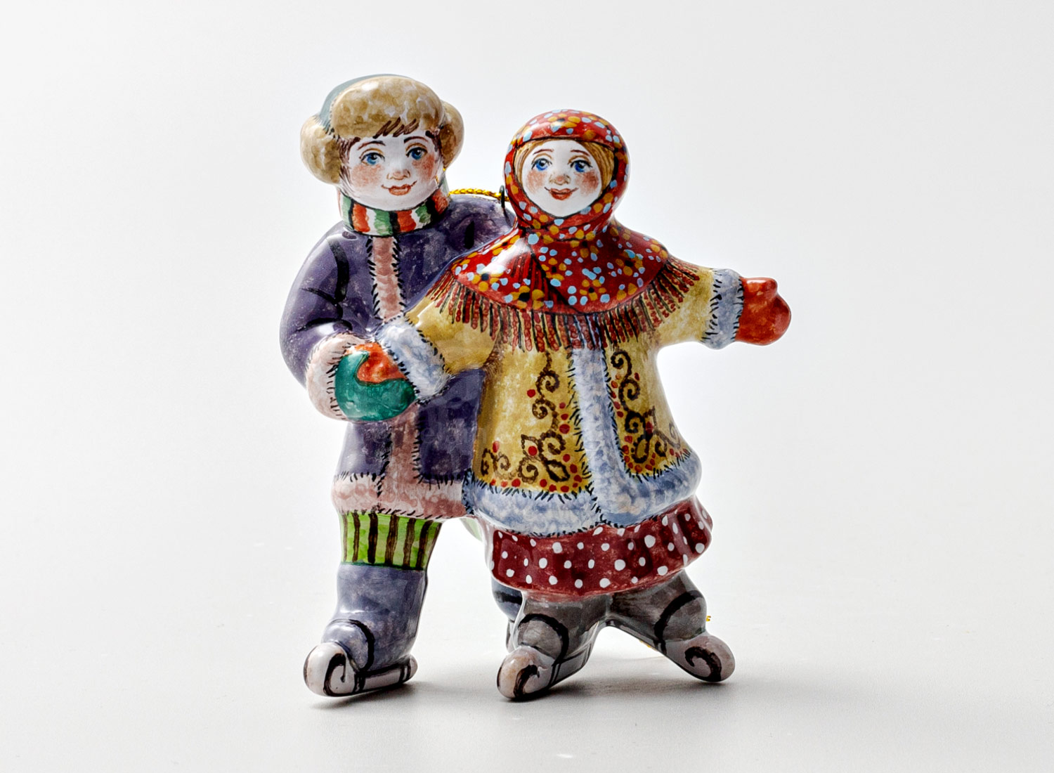 Елочная игрушка «Дети на коньках 1» Форма: Дети на коньках 1. Майолика. 70 x 83 мм.