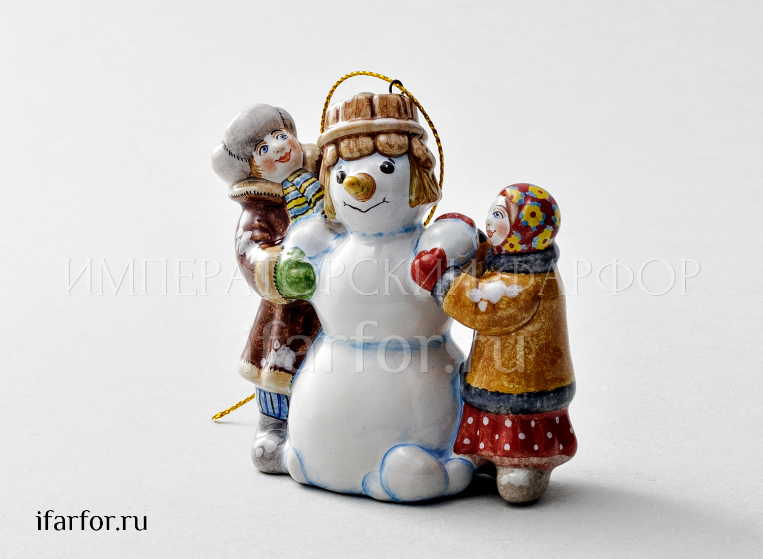 Елочная игрушка «Дети лепят снеговика» Форма: Дети лепят снеговика. Майолика. 80 x 80 мм.