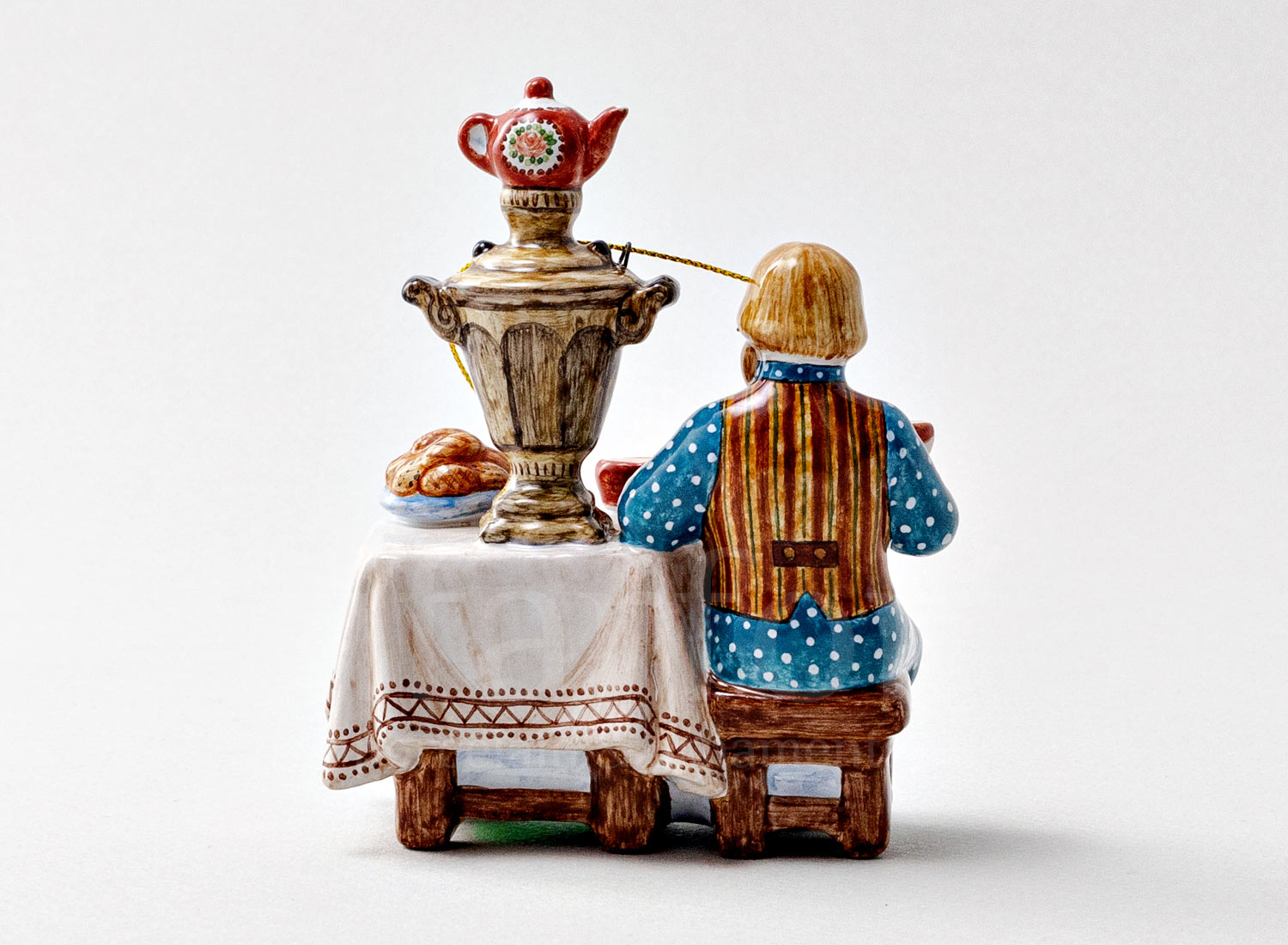 Елочная игрушка «За чаем» Форма: За чаем. Майолика. 85 x 100 мм.