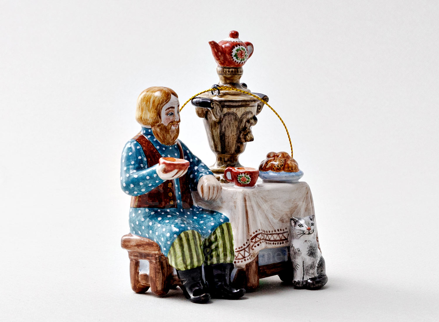 Елочная игрушка «За чаем» Форма: За чаем. Майолика. 85 x 100 мм.