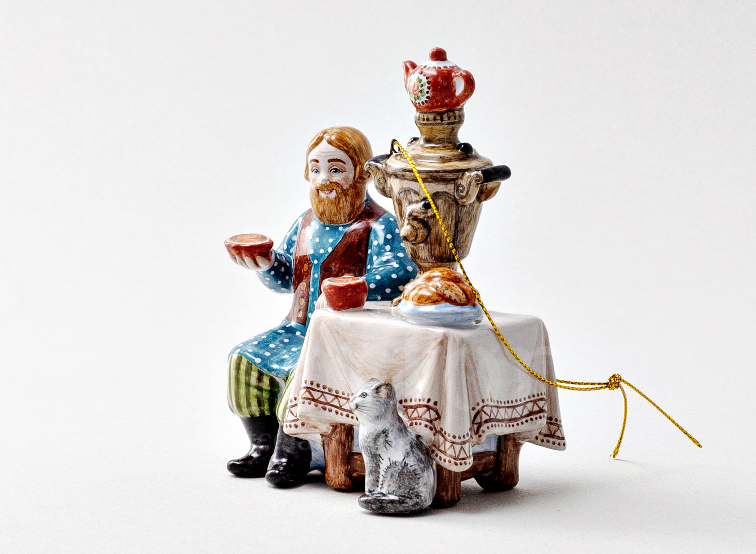 Елочная игрушка «За чаем» Форма: За чаем. Майолика. 85 x 100 мм.
