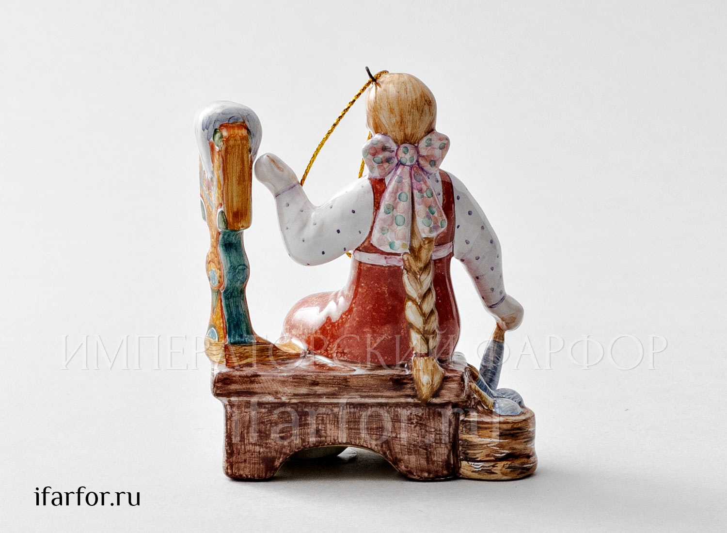 Елочная игрушка «Пряха» Форма: Пряха. Майолика. 65 x 90 мм.