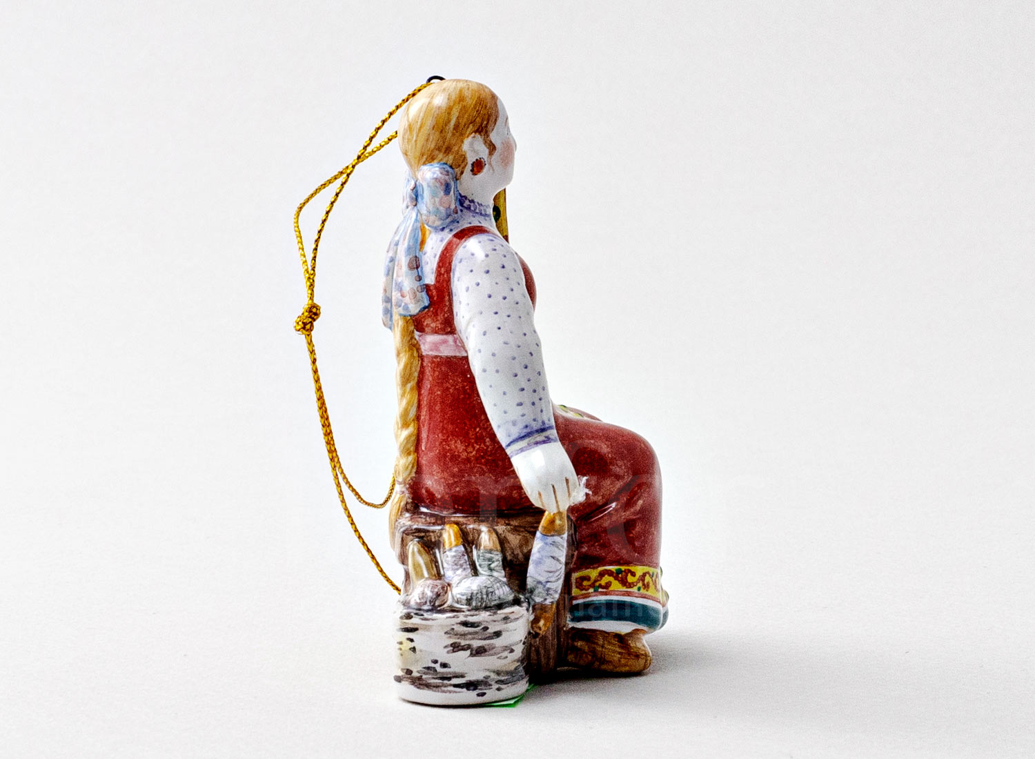 Елочная игрушка «Пряха» Форма: Пряха. Майолика. 55 x 75 мм.