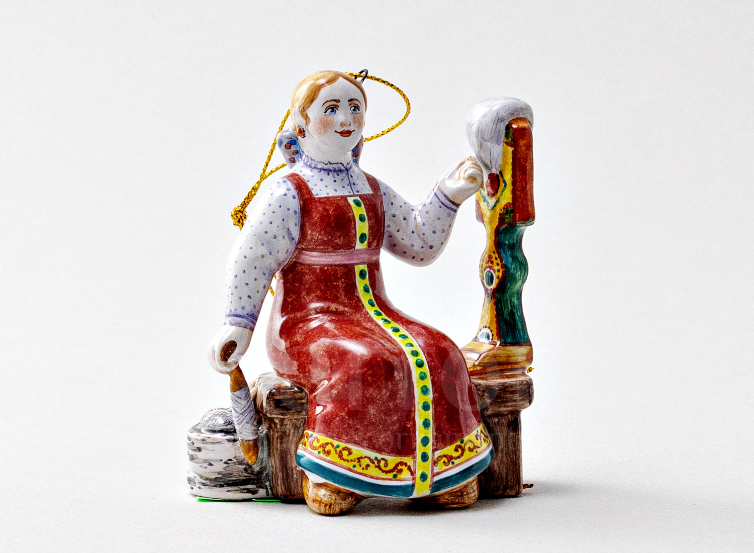 Елочная игрушка «Пряха» Форма: Пряха. Майолика. 55 x 75 мм.