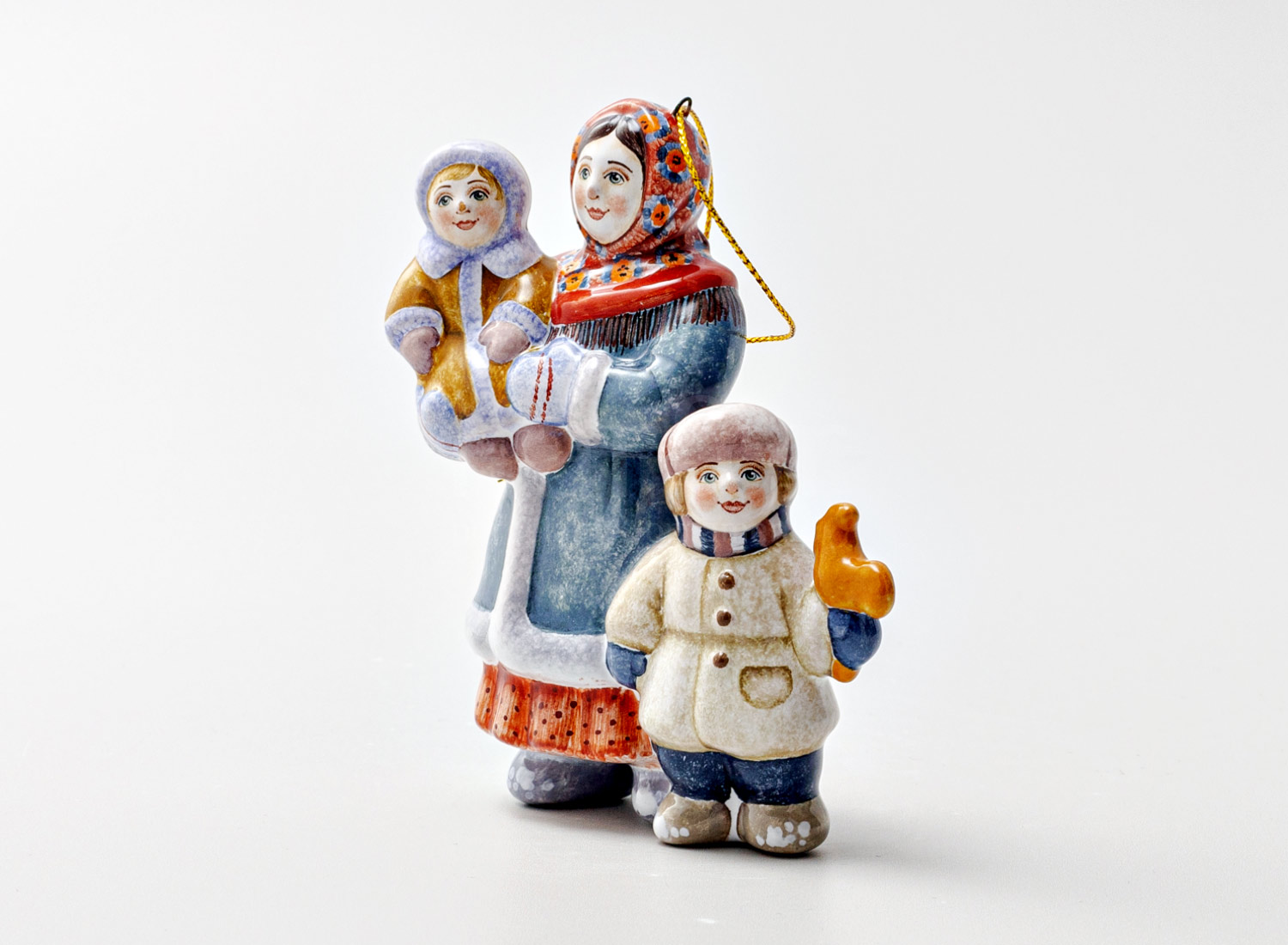 Елочная игрушка «Крестьянка с детьми» Форма: Крестьянка с детьми. Майолика. 80 x 100 мм.